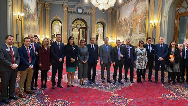 El presidente del Senado, Manuel Cruz, en el centro,con el ministro de Política Territorial, Luis Planas, a su izquierda, y el presidente de la Federación Española de Municipios y Porvincias, Abel Caballero, a su derecha, junto a alcaldes. | FEMP ep el presidente del senado manuel cruz en el centrocon el ministro de politica territorial luis