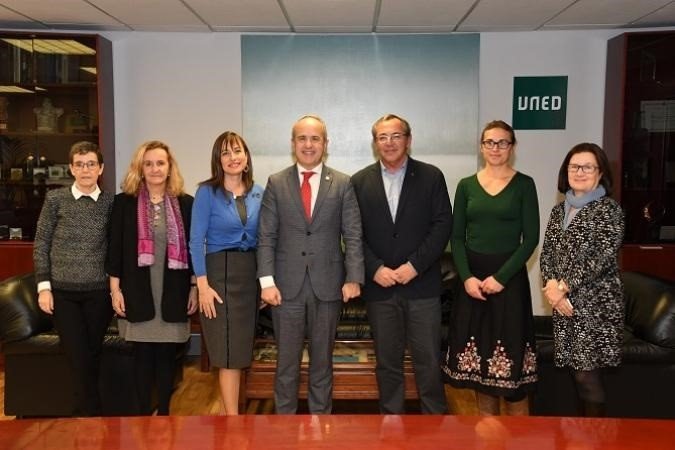 El rector de la UNED, Ricardo Mairal Usón, y el director de Plena Inclusión, Enrique Galván Lamet (ambos en el centro de la imagen), tras la firma del convenio para poner en marcha un nuevo curso de formación. | UNED ep el rector de la uned ricardo mairal uson y el director de plena inclusion enrique galvan lamet