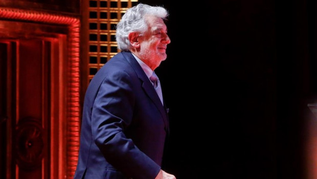 ep el tenor placido domingo recibe el premio a la excelencia en el teatro de la zarzuela en una