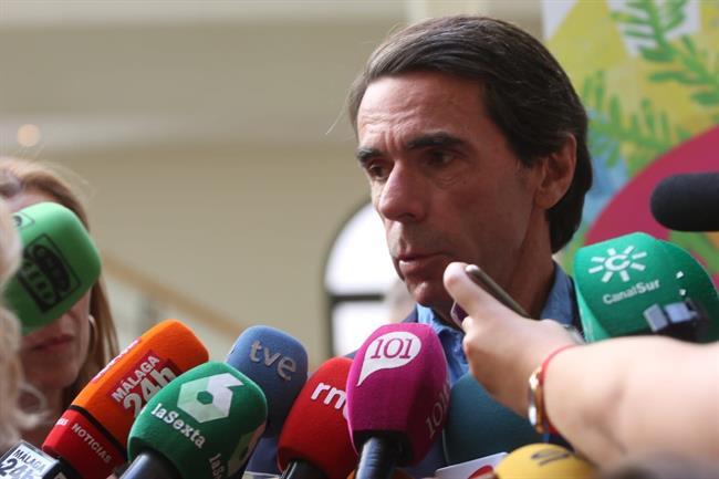 El expresidente del Gobierno José María Aznar en la UMA cursos Málaga prensa med | ÁLEX ZEA/EUROPA PRESS ep expresidentegobierno jose maria aznarla uma cursos malaga prensa med