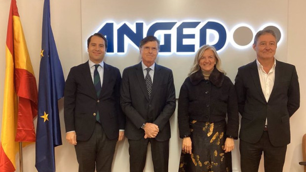 ep firma del acuerdo entre el observatorio textil y moda y anged