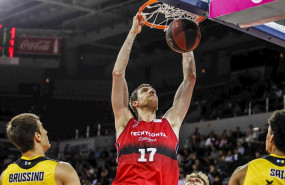 ep fran vazquez jugando con el basket zaragoza
