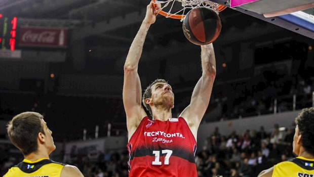 ep fran vazquez jugando con el basket zaragoza