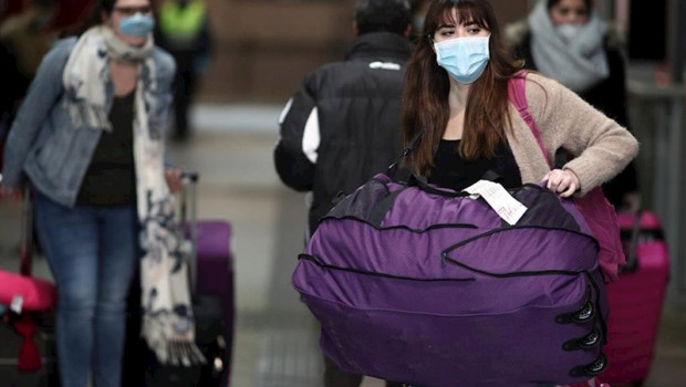 ep imagen de recurso de varias personas con mascarillas por el coronavirus
