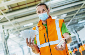 ep imagen de un trabajador de skoda con mascarilla
