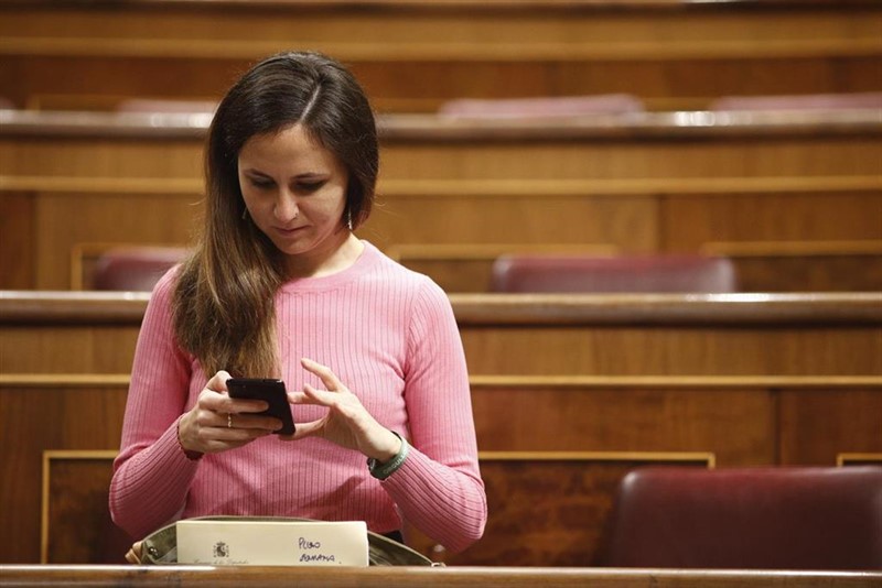 ep la portavoz de unidos podemos en el congreso de los diputados ione belarra consulta su movil