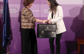ep la vicepresidenta primera carmen calvo izq entrega la cartera de igualdad a la nueva ministra