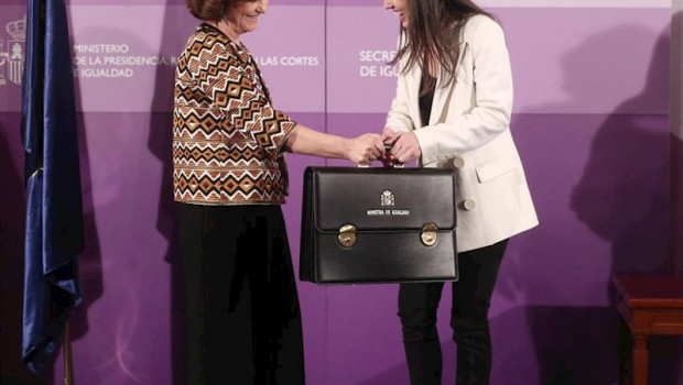 ep la vicepresidenta primera carmen calvo izq entrega la cartera de igualdad a la nueva ministra