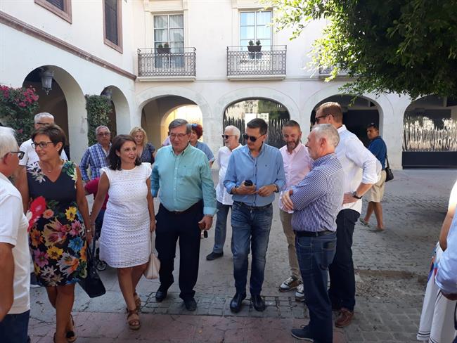 Lastra, acompañada de Fernando Martínez, a su llegada a la Plaza Vieja | EUROPA PRESS ep lastra acompanadafernando martinez allegadala plaza vieja
