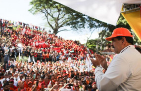 ep maduro aplaude durante una manifestacion contra las sanciones estadounidenses impuestas a la