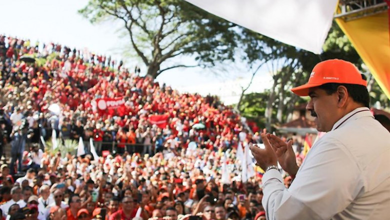 Maduro aplaude durante una manifestación contra las sanciones estadounidenses impuestas a la aerolínea estatal venezolana Conviasa. | Marcelo Garcia/Prensa Miraflores / DPA ep maduro aplaude durante una manifestacion contra las sanciones estadounidenses impuestas a la