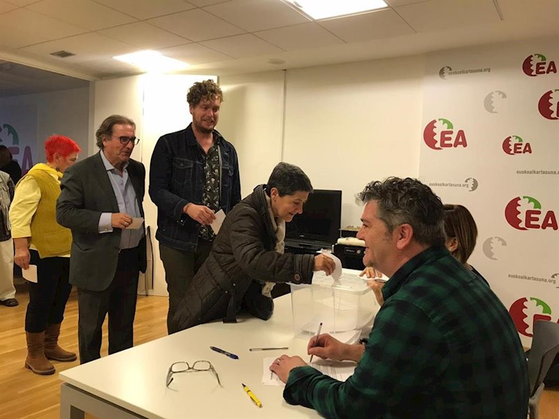 ep maiorga ramirez participa en un acto simbolico de votacion en una sede de ea