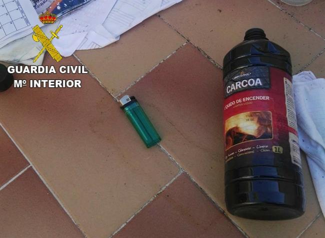Materiales con los que una persona amenazaba con quemarse a lo bonzo | GUARDIA CIVIL ep materialeslosuna persona amenazabaquemarselo bonzo