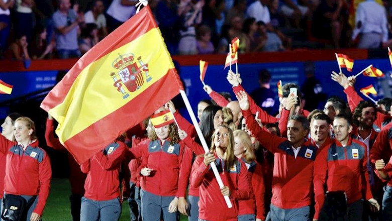 ep mireia belmonte abanderada de espana en los juegos del mediterraneo de tarragona junto con la ep mireia belmonte abanderada de espana en los juegos del mediterraneo de tarragona junto con la