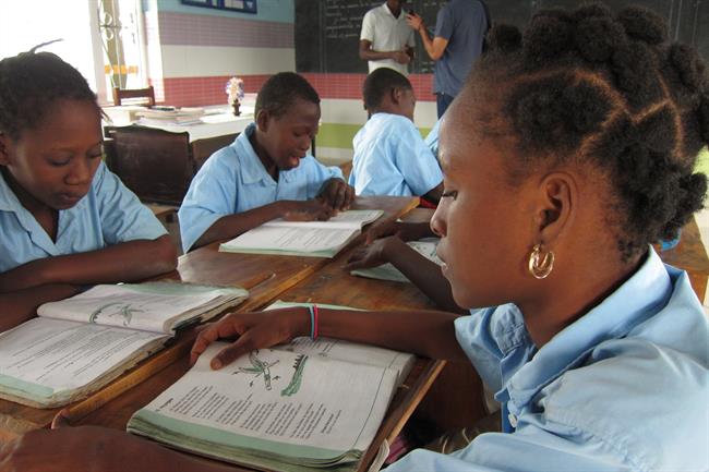 NIñas leyendo en una escuela de los salesianos en Cotonou, Benín, África | EUROPA PRESS - Archivo ep ninas leyendouna escuelalos salesianoscotonou benin africa