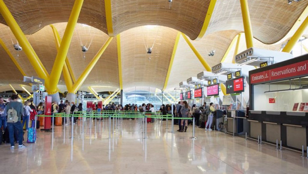 ep pasajeros en la zona de facturacion de la terminal 4 del aeropuerto en el dia que se inaugura la