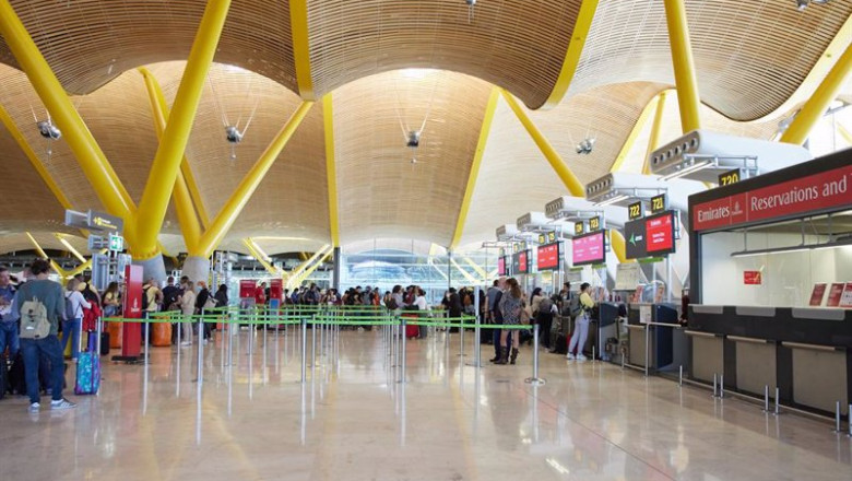 Pasajeros en la zona de facturación de la Terminal 4 del aeropuerto | Jesús Hellín - Europa Press ep pasajeros en la zona de facturacion de la terminal 4 del aeropuerto en el dia que se inaugura la