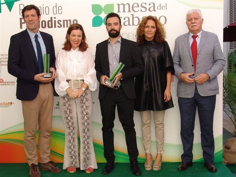 ep periodistas premiados junto con los miembros de la mesa del tabaco