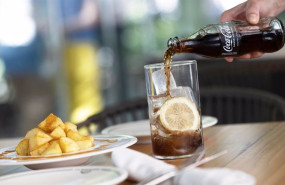 ep refresco de coca cola en botella de vidrio y con aperitivo