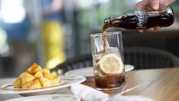 ep refresco de coca cola en botella de vidrio y con aperitivo