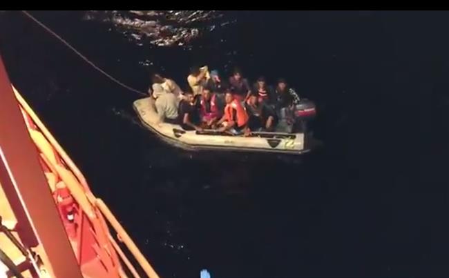 Rescate de una patera con 12 personas en aguas de Cabo de Gata | EUROPA PRESS/SALVAMENTO MARÍTIMO/ARCHIVO ep rescateuna patera12 personasaguascabogata