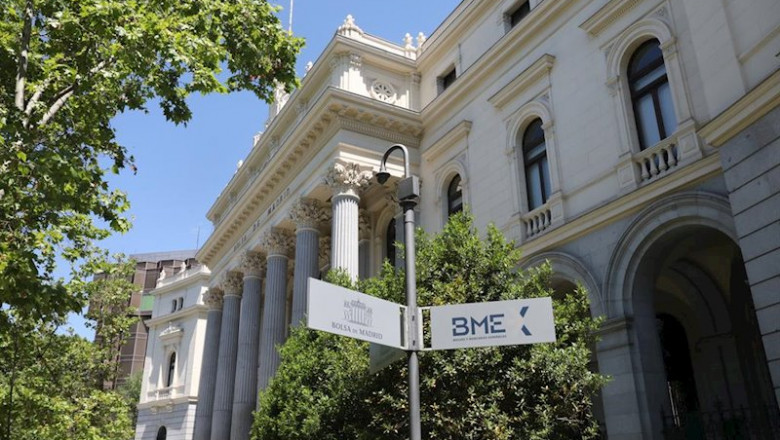 ep senal de la bolsa de madrid frente a la fachada del edificio