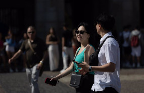 ep turistas caminan por las calles de madrid