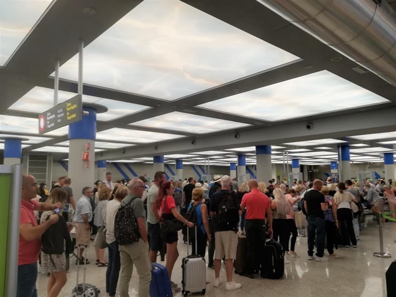 ep turistas hacen cola en los controles del aeropuerto de palma