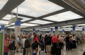 ep turistas hacen cola en los controles del aeropuerto de palma