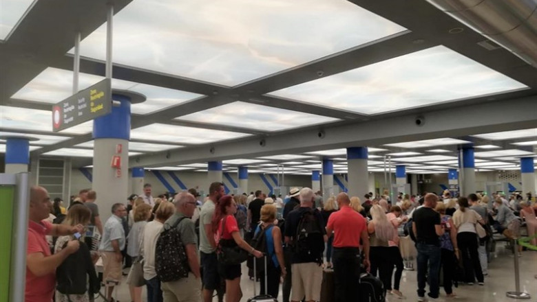 Turistas hacen cola en los controles del aeropuerto de Palma. | EUROPA PRESS - Archivo ep turistas hacen cola en los controles del aeropuerto de palma