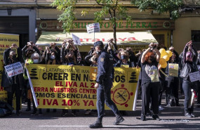 ep un agente de policia supervisa a un grupo de personas perteneciente al sector de la estetica