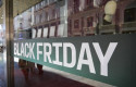 ep un escaparate anuncia descuentos por el black friday