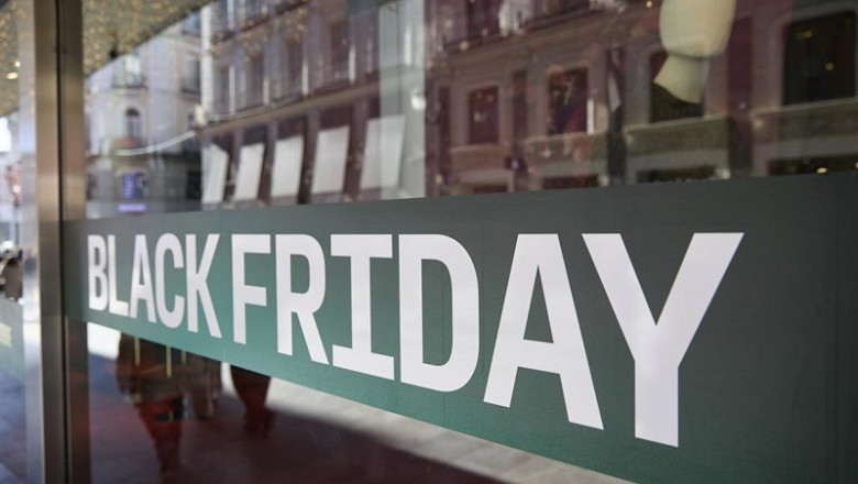 ep un escaparate anuncia descuentos por el black friday