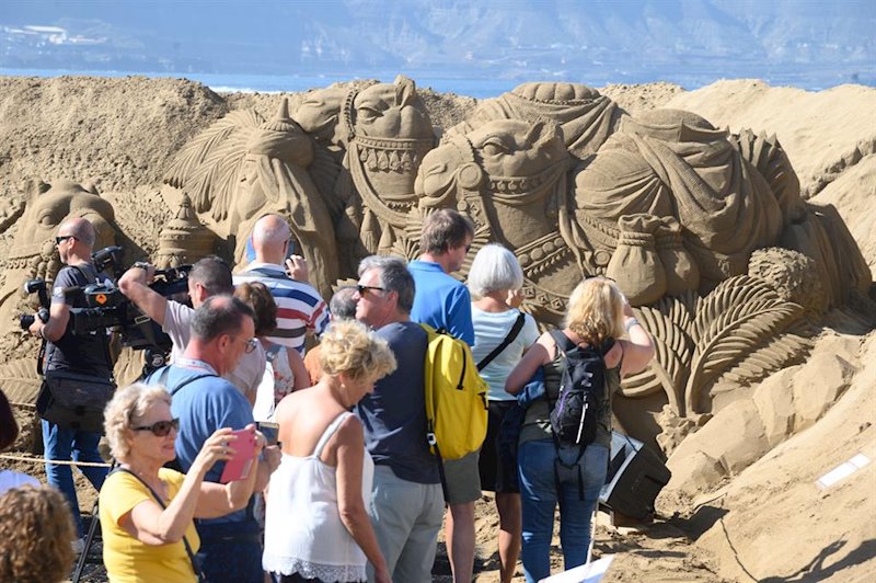 ep un grupo de turistas visitan el belen de arena de la playa de las canteras tras su inauguracion ep un grupo de turistas visitan el belen de arena de la playa de las canteras tras su inauguracion