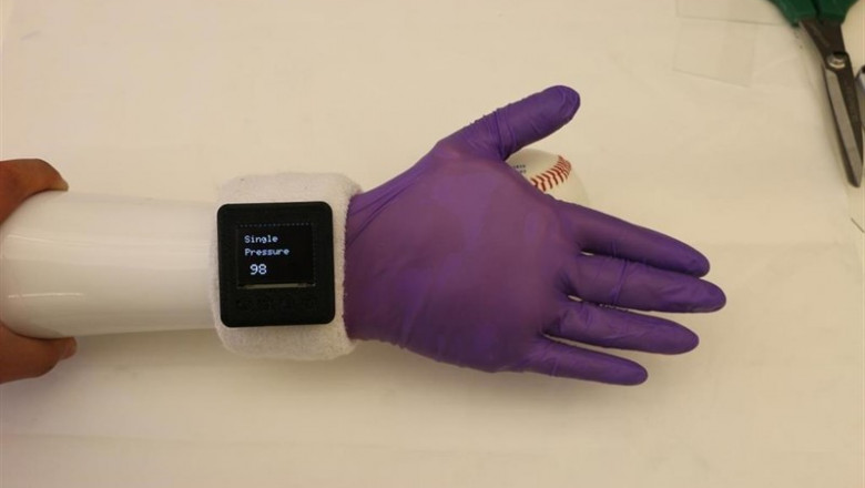 Un guante electrónico, desarrollado por investigadores de la Universidad de Purdue, ofrece características 'similares a las humanas' para usuarios de prótesis de mano. | UNIVERSIDAD DE PURDUE / CHRIS ADAM ep un guante electronico desarrollado por investigadores de la universidad de purdue ofrece