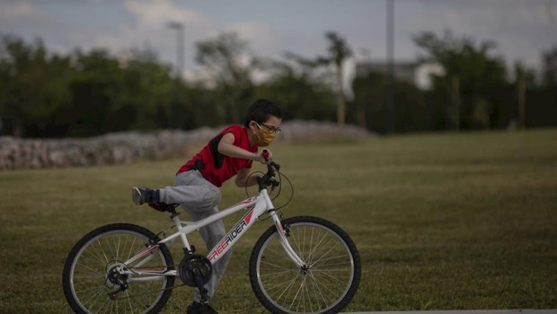 ep un nino protegido con mascarilla monta en bicicleta durante la crisis del coronavirus en sevilla