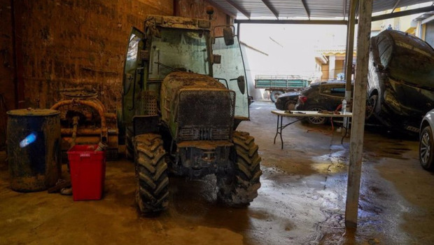 ep un tractor lleno de barro en pedralba valencia