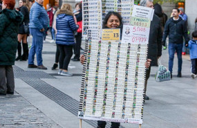 ep una mujer vende decimos de loteria de navidad de la administracion de dona manolita en madrid