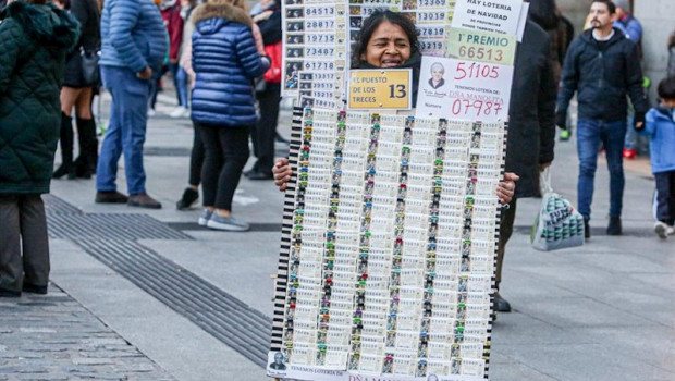 ep una mujer vende decimos de loteria de navidad de la administracion de dona manolita en madrid