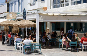 ep varias personas disfrutan de la terraza de un bar en el paseo maritimo de pedregalejo durante la