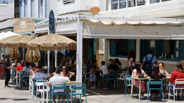 ep varias personas disfrutan de la terraza de un bar en el paseo maritimo de pedregalejo durante la