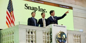 le-fondateur-de-snapchat-evan-spiegel-aux-cotes-du-cofondateur-bobby-murphy-lors-de-l-introduction-de-snap-en-bourse