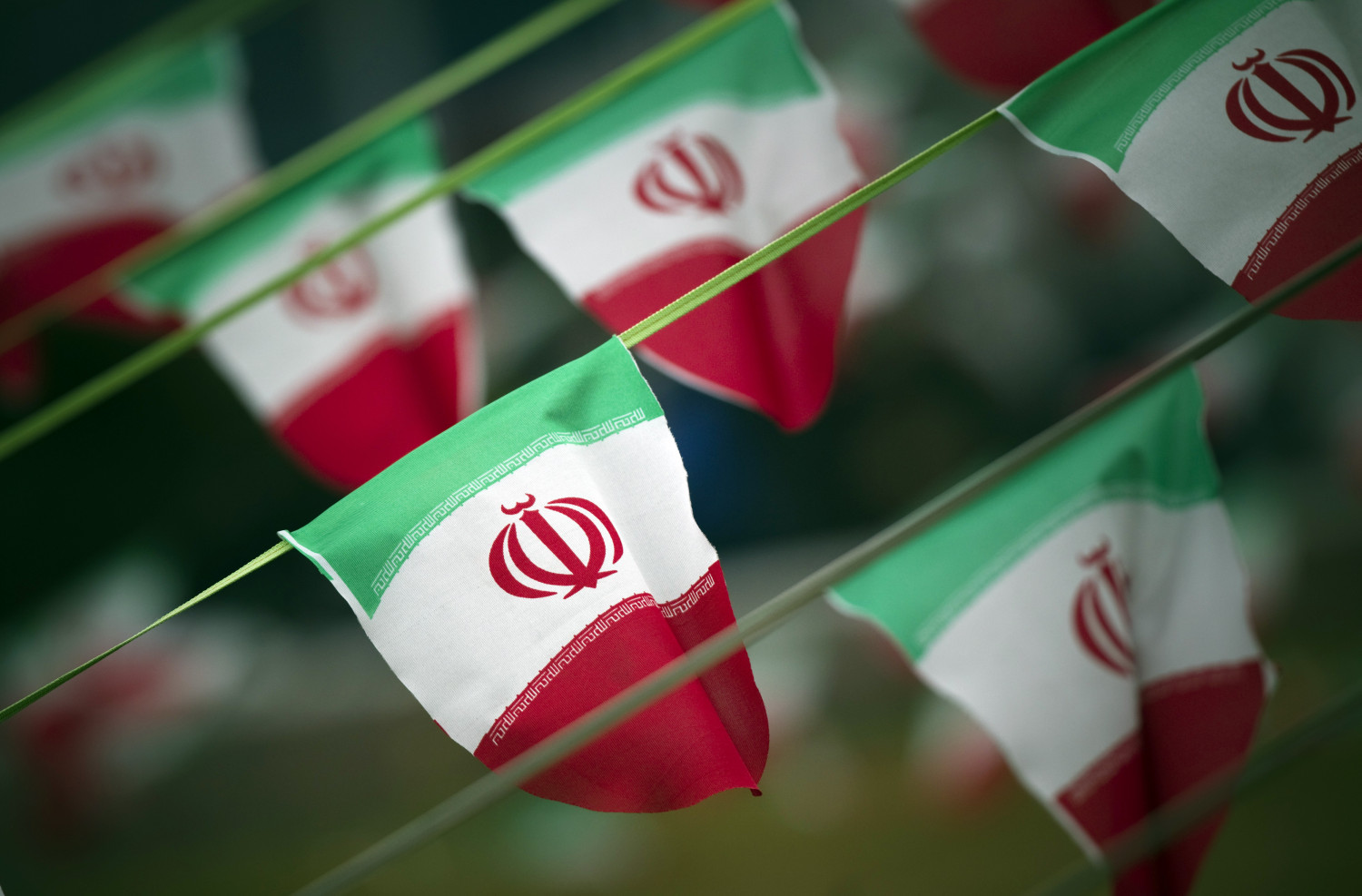 photo d archives les drapeaux nationaux de l iran sont vus sur une place de teheran 