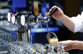 un-serveur-serrt-une-biere-pression-inbev-dans-un-verre-stella-artois-a-bruxelles un-serveur-serrt-une-biere-pression-inbev-dans-un-verre-stella-artois-a-bruxelles