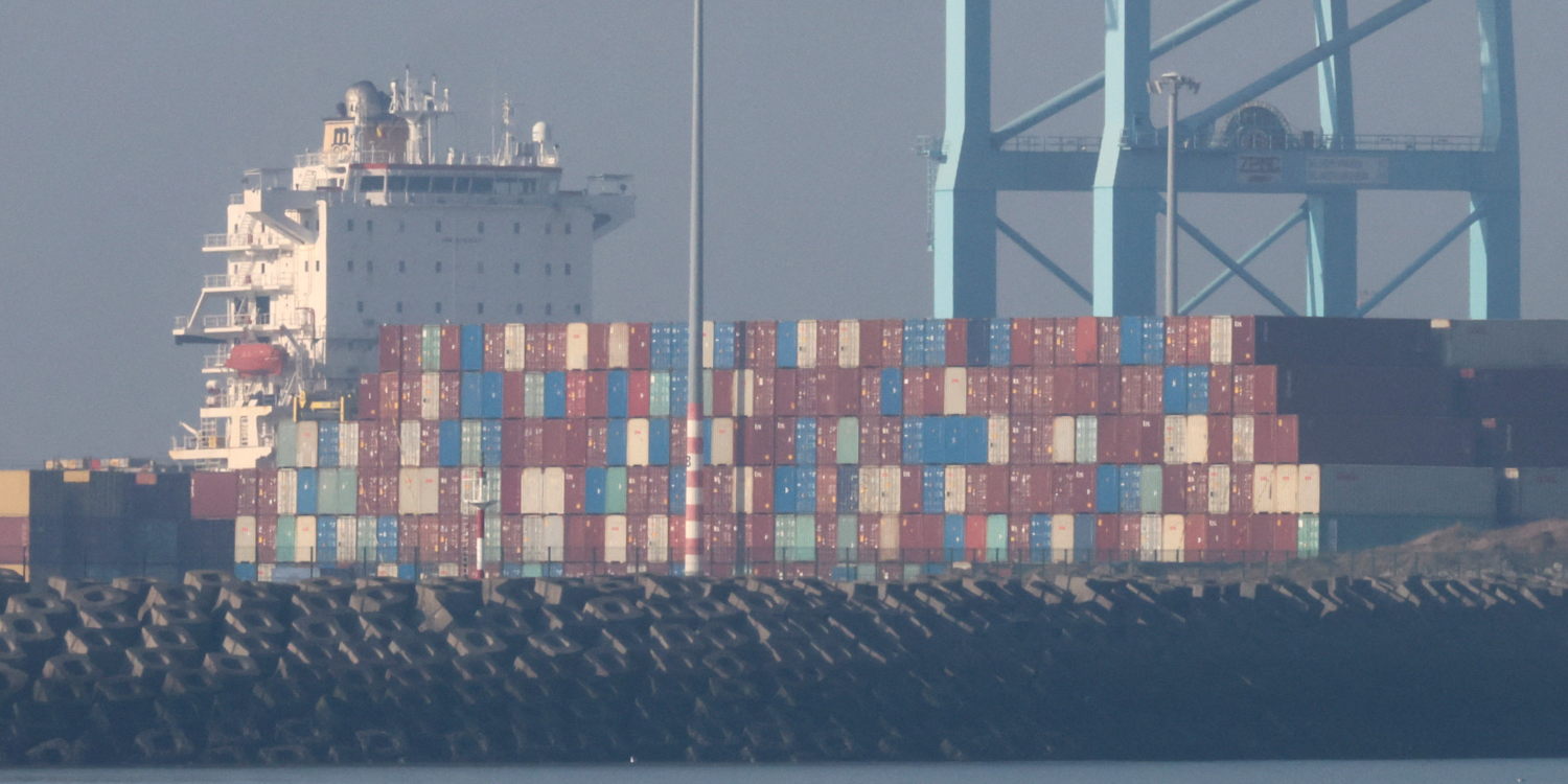 vue d un parking de voitures neuves destinees a l exportation dans le port belge de zeebrugge 