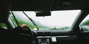 chauffeur-vtc-voiture-de-tourisme-avec-chauffeur-uber-appli-de-transport-transport-routier-conducteur-conduite-route-voiture