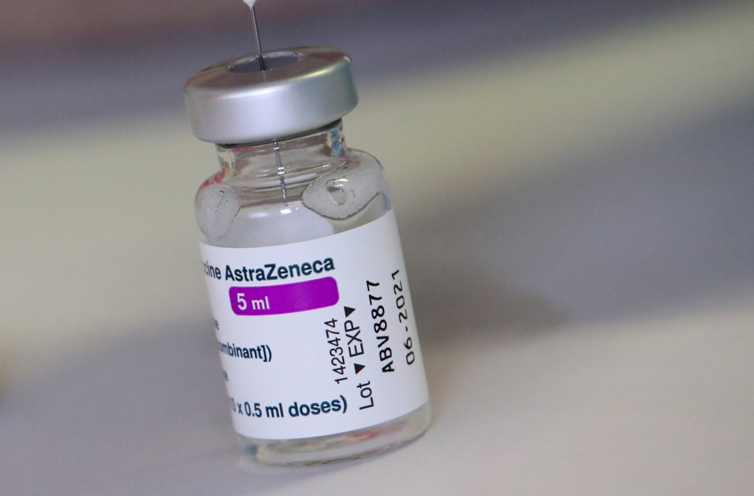 AstraZeneca: los primeros ensayos indican que su tercera dosis ayuda contra Ómicron