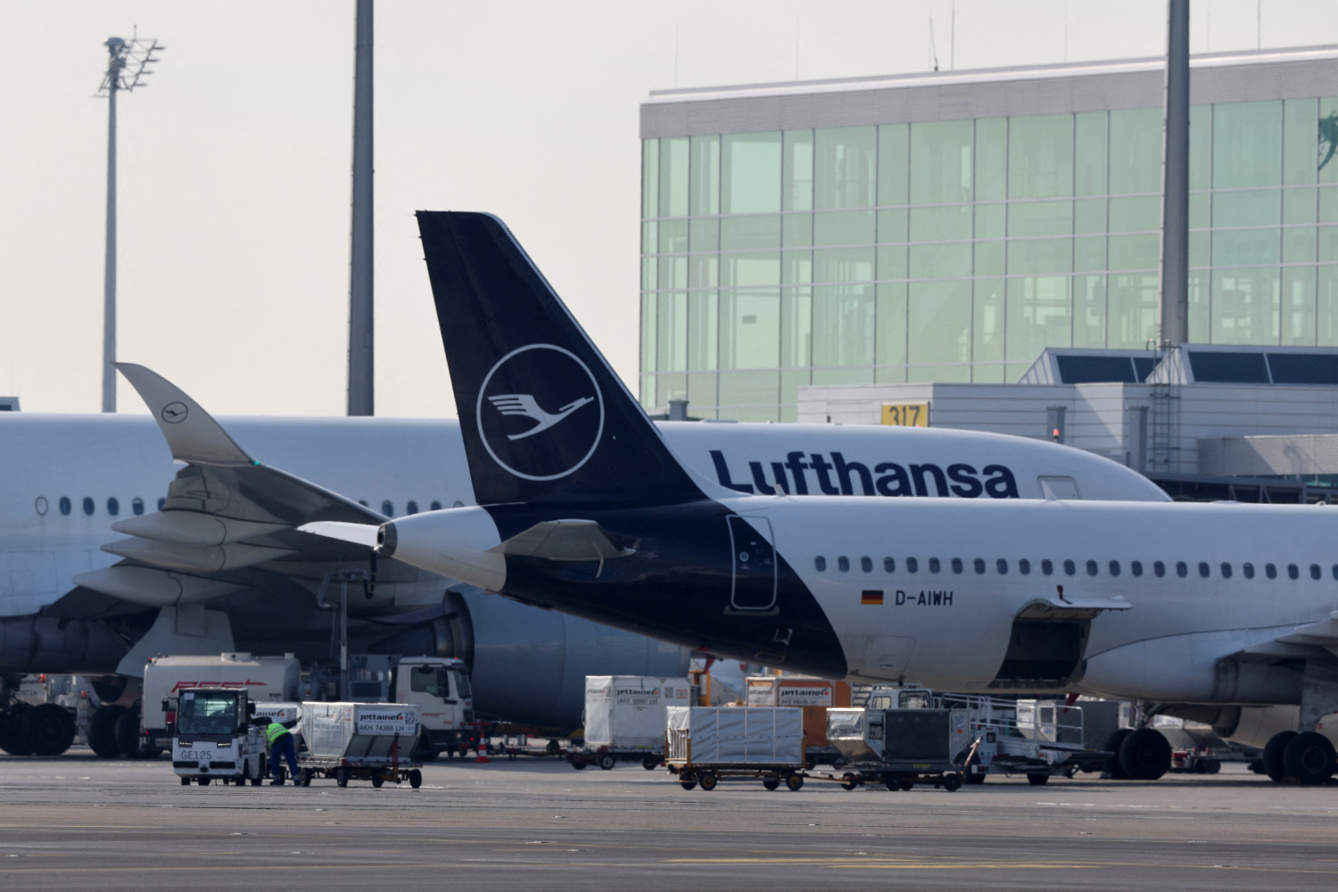 des avions de la compagnie lufthansa sont vus sur le tarmac de l aeroport international de munich 