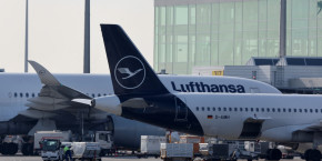 des avions de la compagnie lufthansa sont vus sur le tarmac de l aeroport international de munich 
