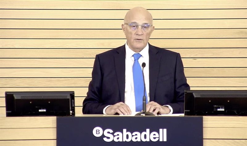 Josep Oliu eleva su participación en Sabadell tras comprar un millón de euros en acciones